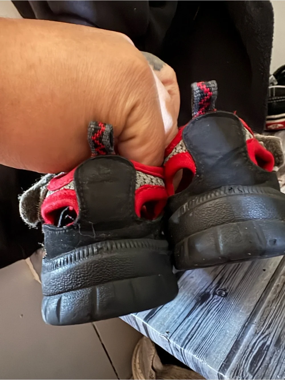OshKosh B'gosh toddler size 4 Red and Black Kids Outdoor Sandals